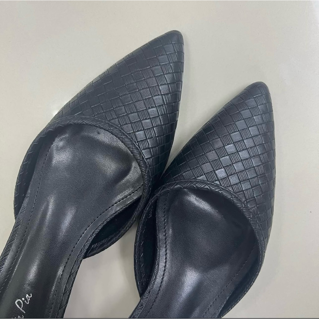 รองเท้าหัวแหลม เปลือยส้น ยี่ห้อ maria pia size 38 **รองเท้าใหม่มาก**