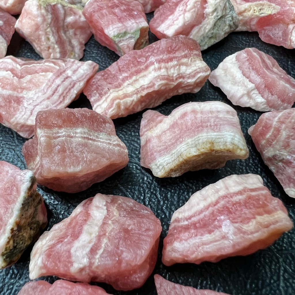หินโรโดโครไซต์ แร่ดิบ (Rhodochrosite) Set Blue  เลือกก้อนได้  แร่หายาก จากธรรมชาติ