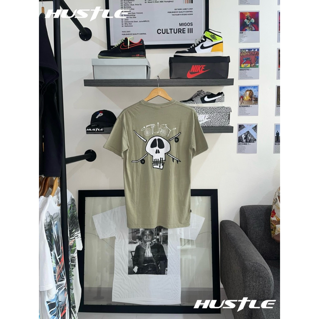 [Hustle.store]เสื้อยืด Stussy Surf Skate Skull  T-shirt White1ของแท้🇦🇺พร้อมส่ง‼️‼️‼️‼️‼️‼️‼️‼️