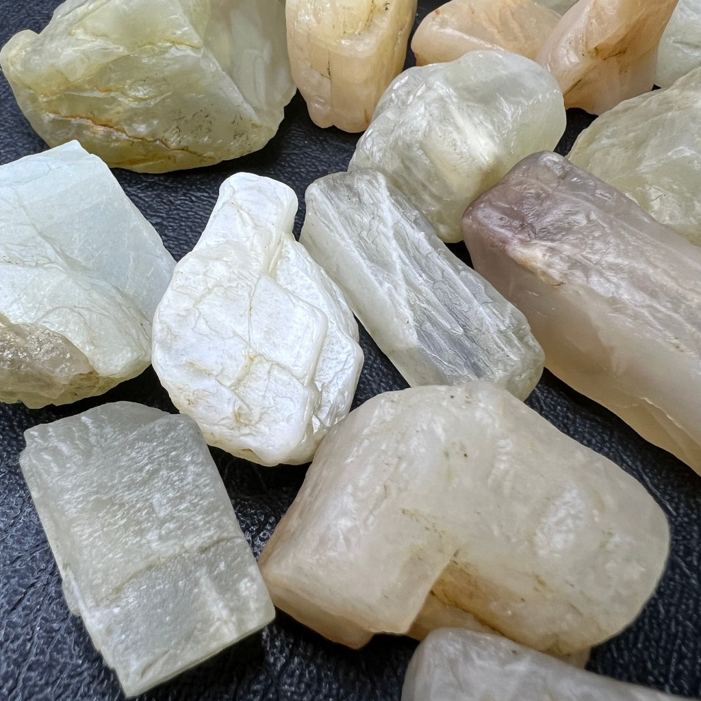 หินมูนสโตน (Moonstone) ก้อนดิบ Set Black เลือกก้อนได้ แร่หายาก จากธรรมชาติ