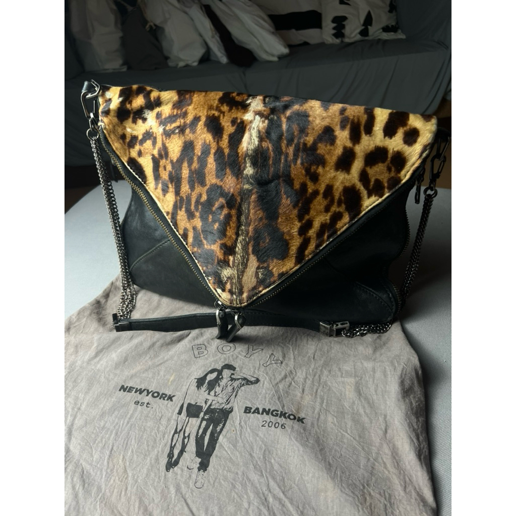 Boyy slash bag calf leopard สีดำ