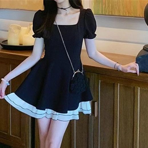 ชุดเดรสแฟชั่น กระโปรงสั้นเย็บสีตัดกัน แขนพอง คอเหลี่ยม เหมาะกับใส่ไปเดท