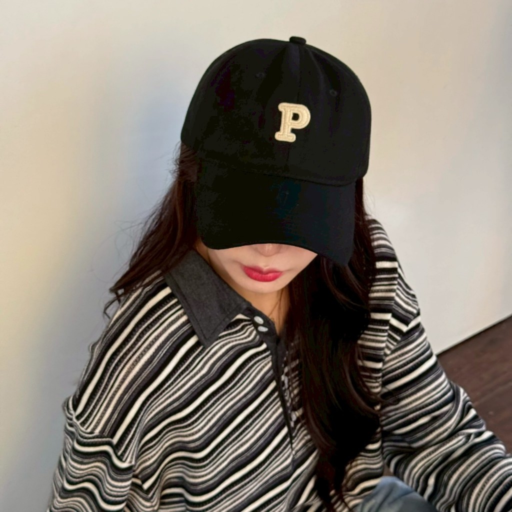 R44 หมวกแก๊ปปักตัวอักษรตัว P