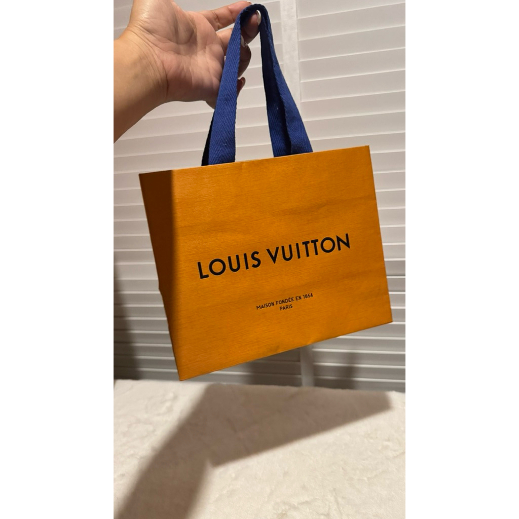 ถุงกระดาษ   “ L o u i s V u i t t o n "แท้💯  👜 3 8 8 b a h t. ขนาด กว้าง 22 x 10 สูง 18 cm.
