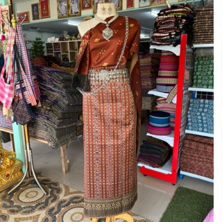 ครบชุด 2 ชิ้น สไบแพรวา พร้อมผ้าถุงสาเกต สีนำตาลส้มอิฐเนื้อไห…