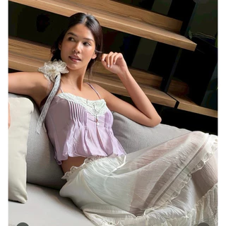 BY IRA(2025.9)เสื้อสายเดี่ยวลูกไม้ แต่งลูกไม้ช่วงอก กระดุมหน้า จับจีบด้านหน้า สายปรับได้ ผ้าใส่สบาย ต้องมีติดตู้ค้าสาวพะ