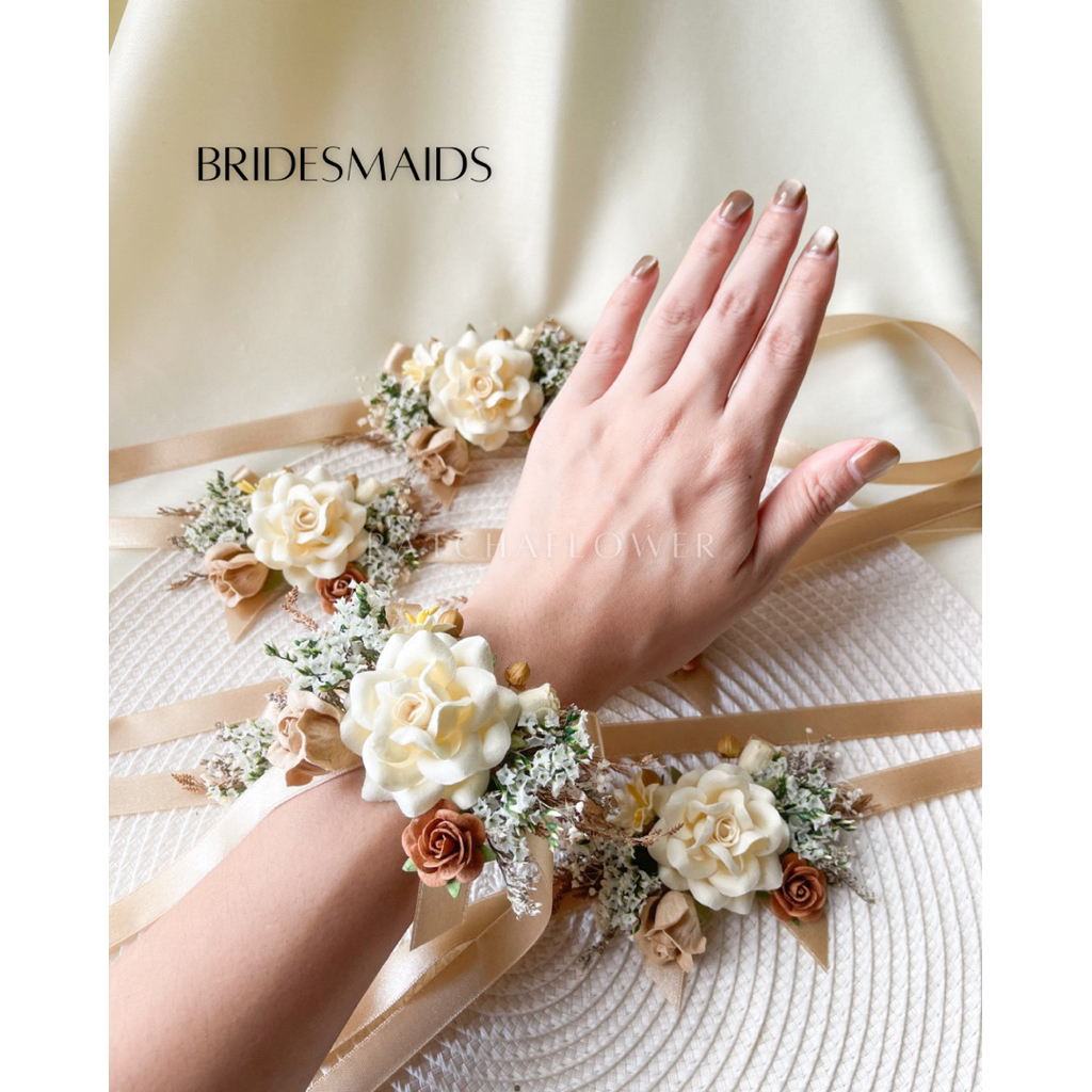 ข้อมือเพื่อนเจ้าสาว ดอกไม้กระดาษสา ดอกไม้สีครีม น้ำตาล ริบบิ้นทอง