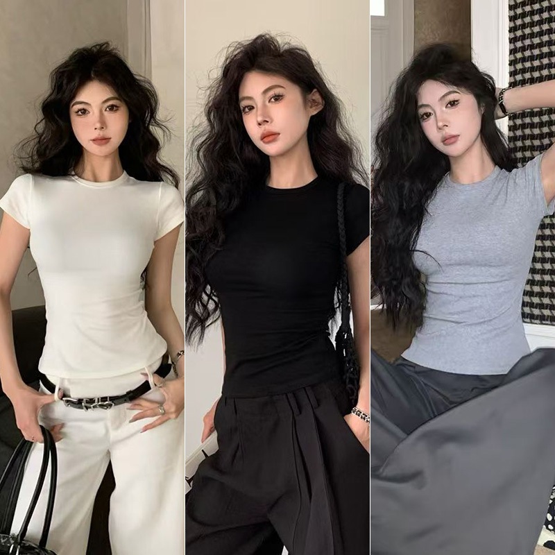 พร้อมส่ง🚚เสื้อยืดผู้หญิง เสื้อยืดคอกลม เสื้อครอป สีพื้น ทรงเข้ารูป เเบบลำลอง（ขาว/สีดำ）