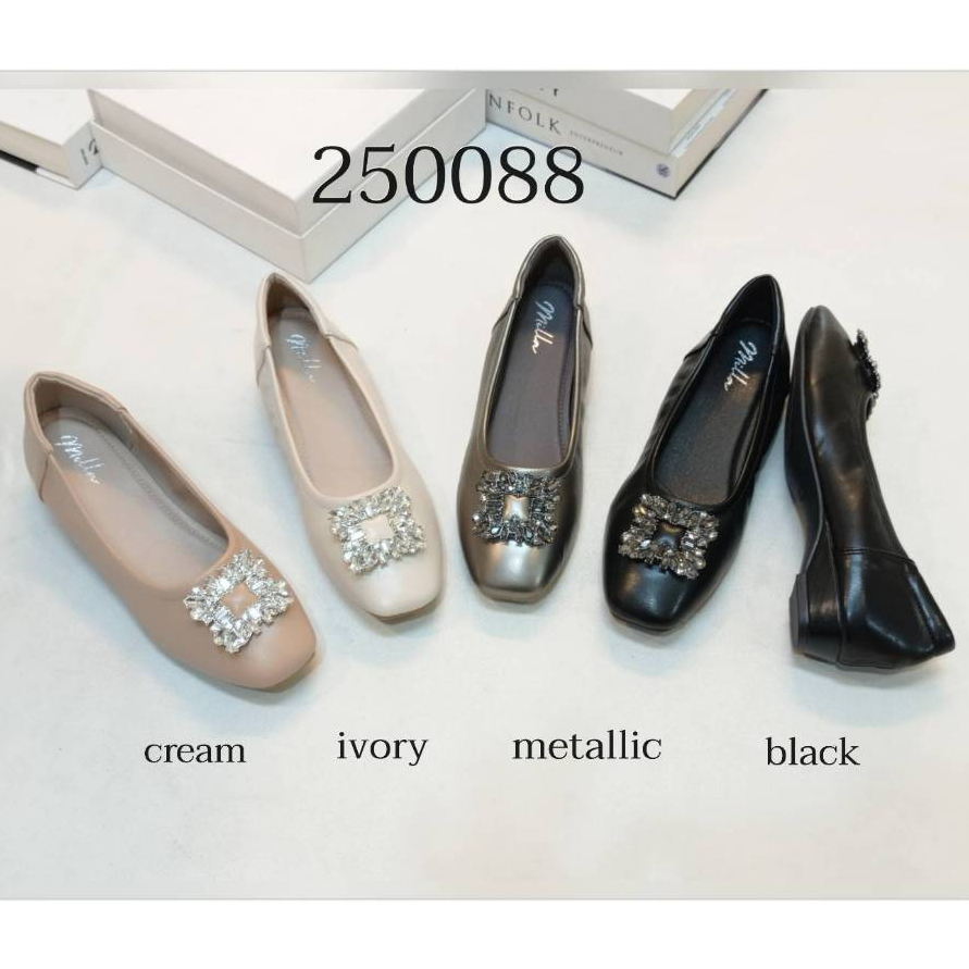 New!!! งานพรีเมี่ยม รองเท้าคัชชู 1 เซนติเมตร ใส่ทำงาน หรือออกงานเก๋มาก หุ้มส้น ประดับด้วยอะไหล่เพชร