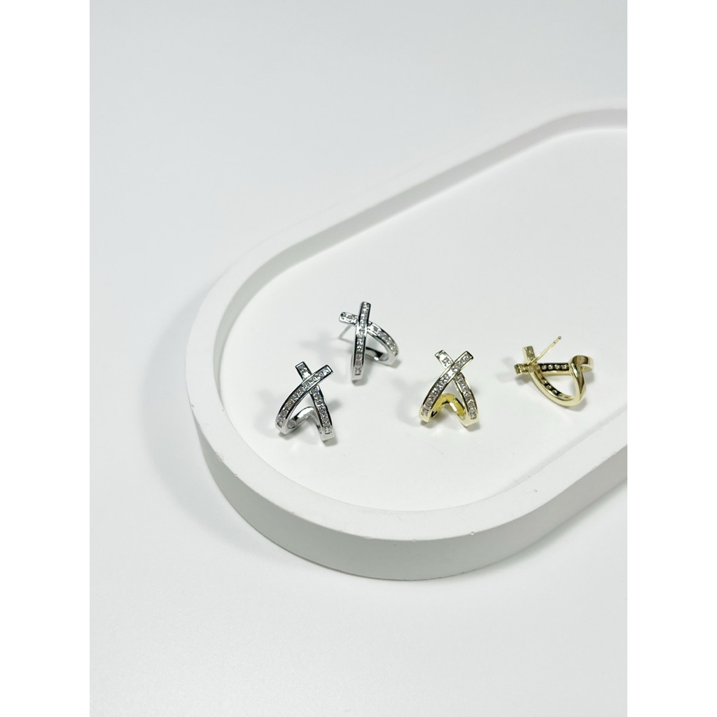 Claire&Kos - ต่างหูไขว้แบบติดหู คริสตัลเหลี่ยม 1.8x1.3 ซม. **เหมาะกับคนเจาะหูสูง , หูใหญ่**