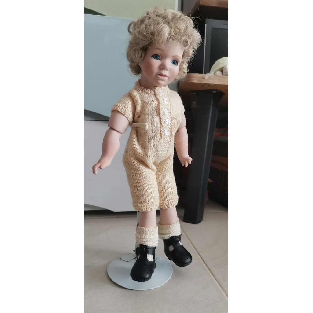 porcelain dolls from germanyตุ๊กตากระเบื้องงานเยอรมัน เป็นงานกระเบื้องทั้งตัวค่ะน้องเป็นงานสไตล์ยุโร