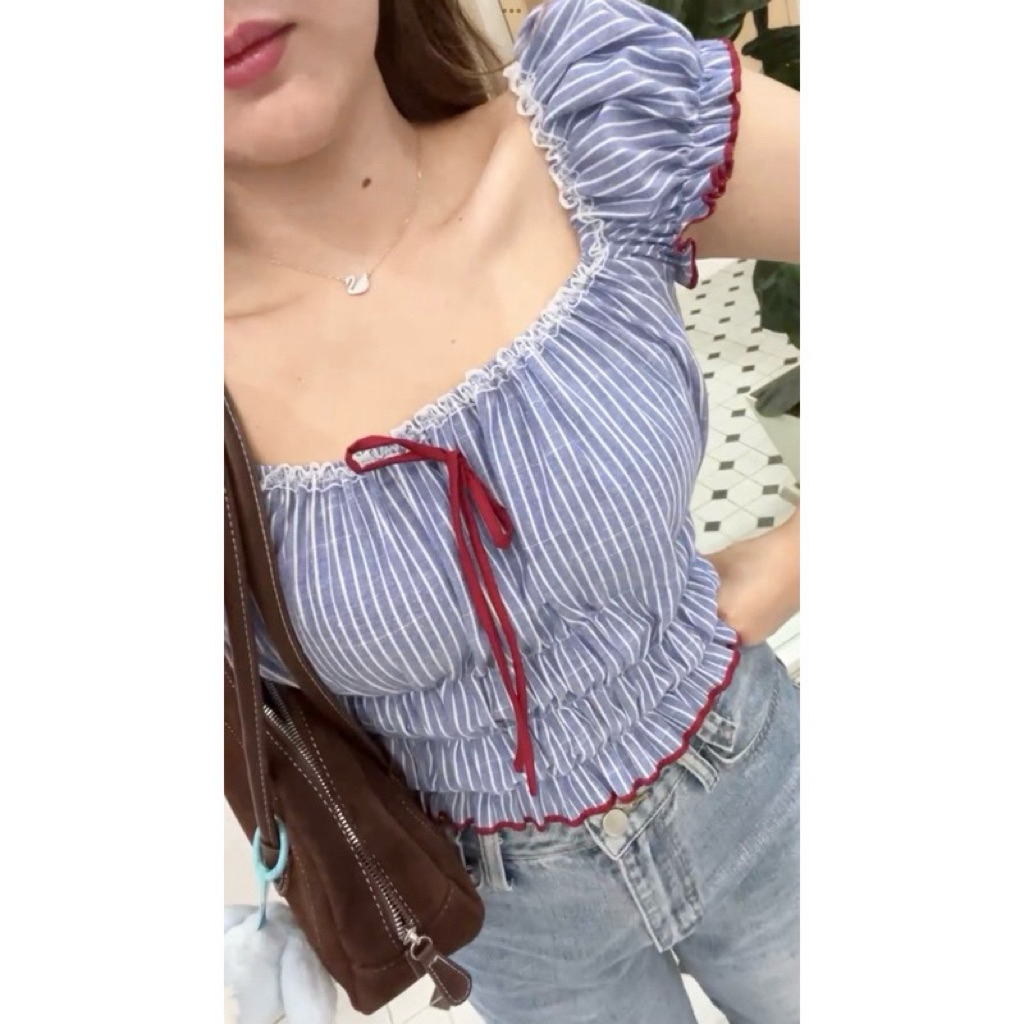 ส่งต่อ Mellow Crop เสื้อครอปแขนตุ๊กตาผู้หญิง แต่งจั๊ม สีฟ้าขอบแดง