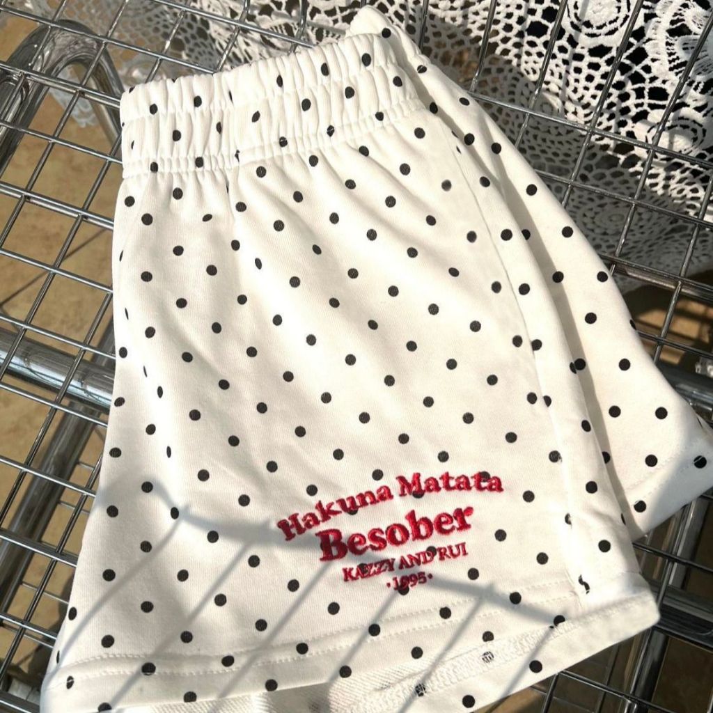 กางเกงขาสั้นสีขาวลายจุดสไตล์อเมริกันสำหรับผู้หญิง 2025 กางเกงขายาวทรงตรงเอวสูงเข้ารูปหลวมๆ ทรงหลวม