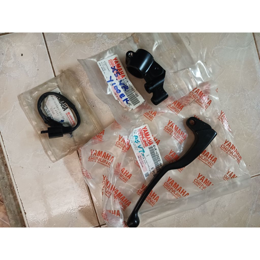 ชุดมือเบรค ใช้สำหรับรถรุ่น YAMAHA ALFAในชุดประกอบด้วย 3ชิ้น1 )4VK- H2921-00(หูกระจก)2)4VK-H3980-00,3