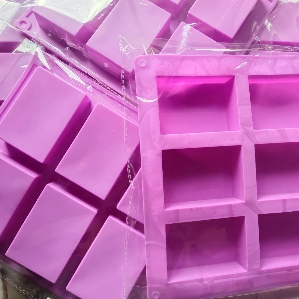 แม่พิมพ์สี่เหลี่ยม 6 ช่อง 5.5×8 สูง 2.8 แม่พิมพ์สบู่100 กรัม เนื้อบาง สินค้าคละสีนะคะ