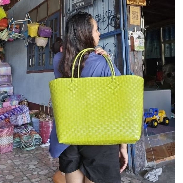 กระเป๋าสานพลาสติก รุ่นกระเป๋าจัมโบ้ ขนาด 16×34×31 ซ.ม.ร้านคละสีให้