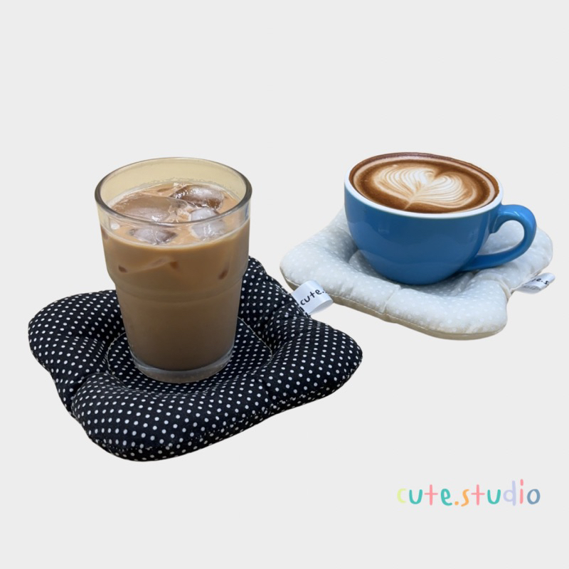 cute.studio • แผ่นรองแก้ว polka dot (14x14cm) ทำจากผ้าคอตตอน บุแผ่นใยสังเคราะห์ ซึมซับน้ำได้ดี ของแต่งบ้าน
