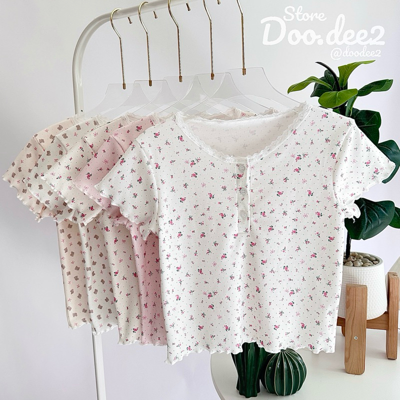 ♦️DOODEE2♦️เสื้อแขนสั้น ผ้าร่องลายน่ารัก เจาะกระดุมด้านหน้า คอลูกไม้
