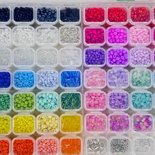 กล่องลูกปัดเม็ดทราย 52 สี พร้อมชุดร้อย 10 ชุด แถมเอ็นยืด แหนบคีบลูกปัด diy