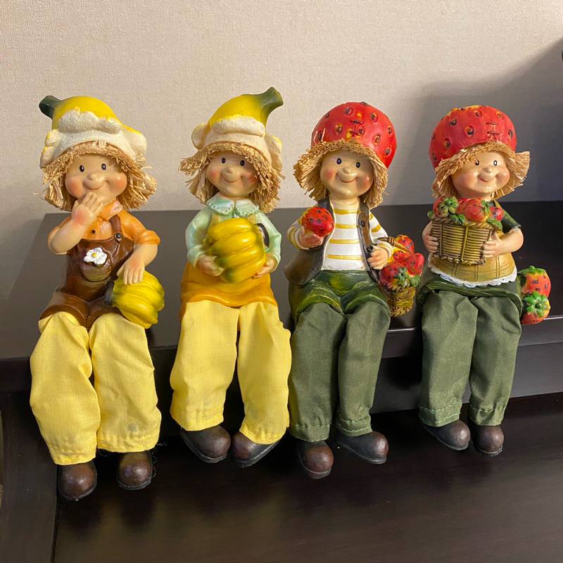 Kentoyshop ตุ๊กตาเรซิ่นนั่งห้อยขา หัวสตอร์เบอรี่ หัวกล้วย สูง 19 ซม.(ราคาต่อคู่)