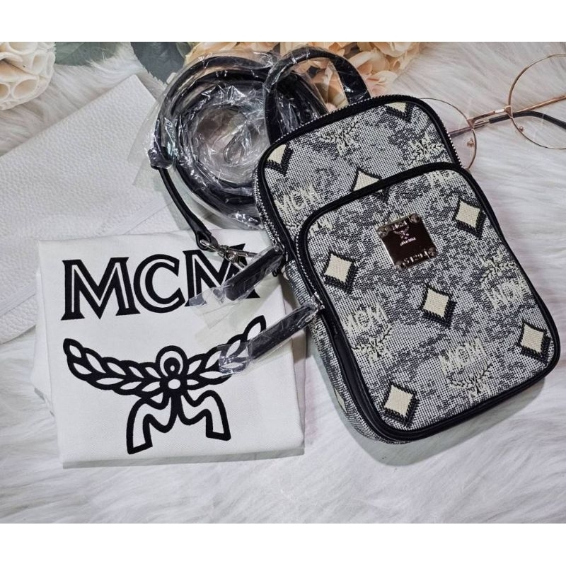 💥กระเป๋าสะพาย New Mcm phone bag มี1ใบน่ะคะ🖤สีดำ ลายขาว สวยเก๋ หายากมากก📌รอเช็คสต๊อก