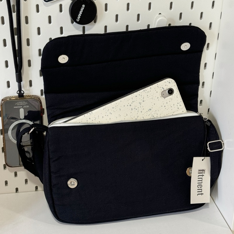 (พร้อมส่ง) fitment crossbody bag  กระเป๋าผู้ชาย กระเป๋าผ้า ใส่ไอแพดได้