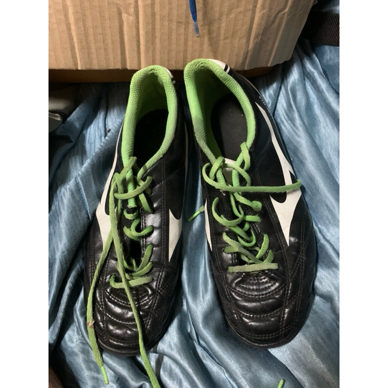 รองเท้าฟุตบอลมือสองร้อยปุ่ม mizunoขนาด40.5/260 ไม่ปริไม่เปิดปุ่มยังเหลือเยอะ