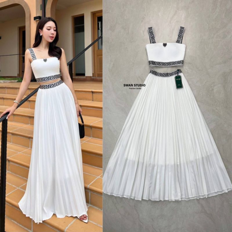 Swan เซทเสื้อครอปสีขาว มีแต่งแถบลายสีดำ มากับกระโปรงอัดพลีทยาว มีซับใน + เข็มกลัดสีดำ