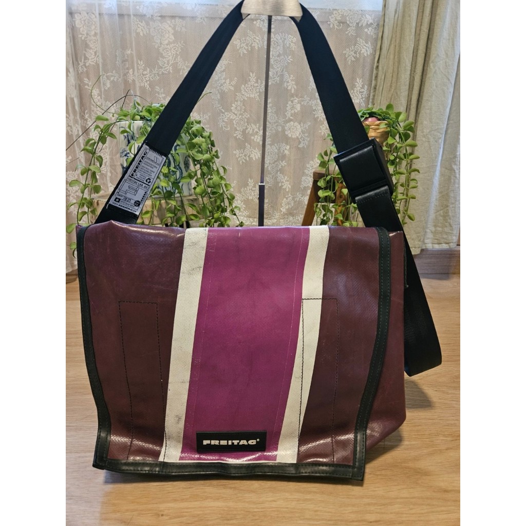 กระเป๋ามือสองFreitag DRAGNET ของแท้ มี TAG สภาพดีมากใช้น้อยเจ้าชองใช้เอง สีม่วงเปลือกมังคุด สวยมาก