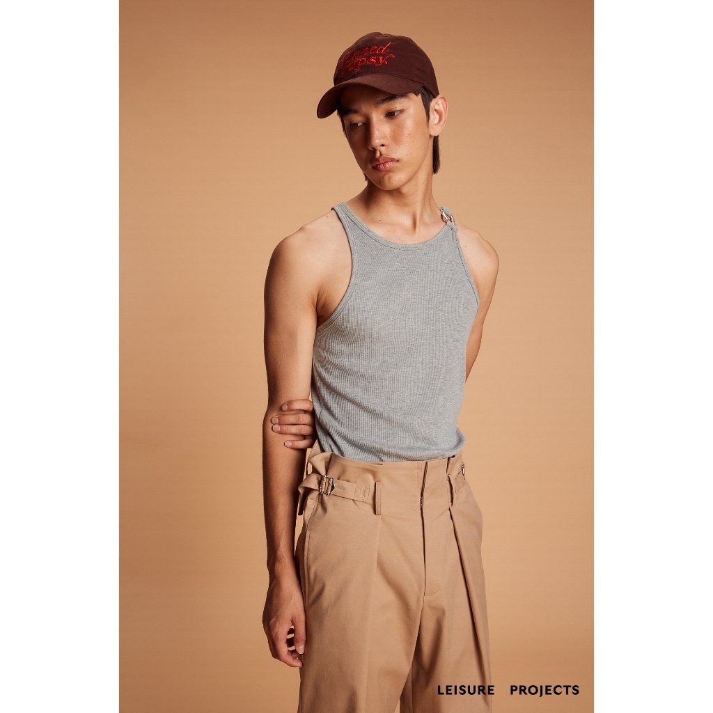 (LEISURE PROJECTS) CARABINER TANK TOP เสื้อกล้ามทรงเข้ารุป ผ้า baby rib ต้องเเต่งด้วยตะขอโลหะ ปั๊ม logo Leisure Projects