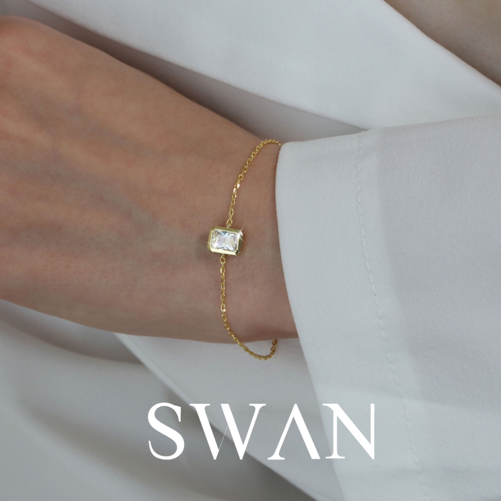 [ส่งด่วนฟรี]SWAN - Emerald Bezel Bracelet สร้อยข้อมือเงินแท้ พร้อมจี้ฝังเพชร cubic zirconia