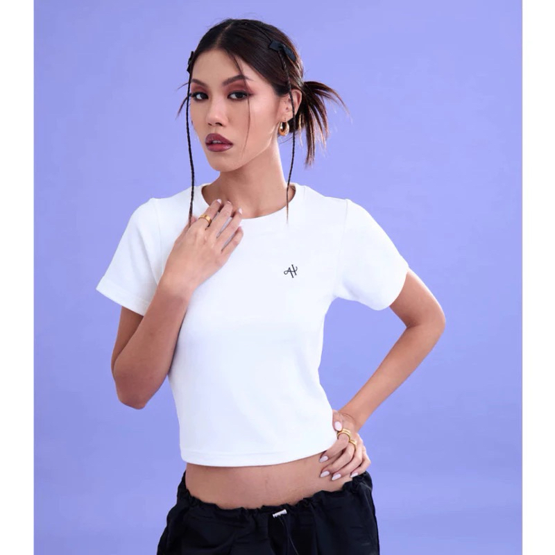 ส่งต่อ baby tee เสื้อยืดกึ่งครอปดีเทลปักโลโก้ จากแบรนด์ ahalf