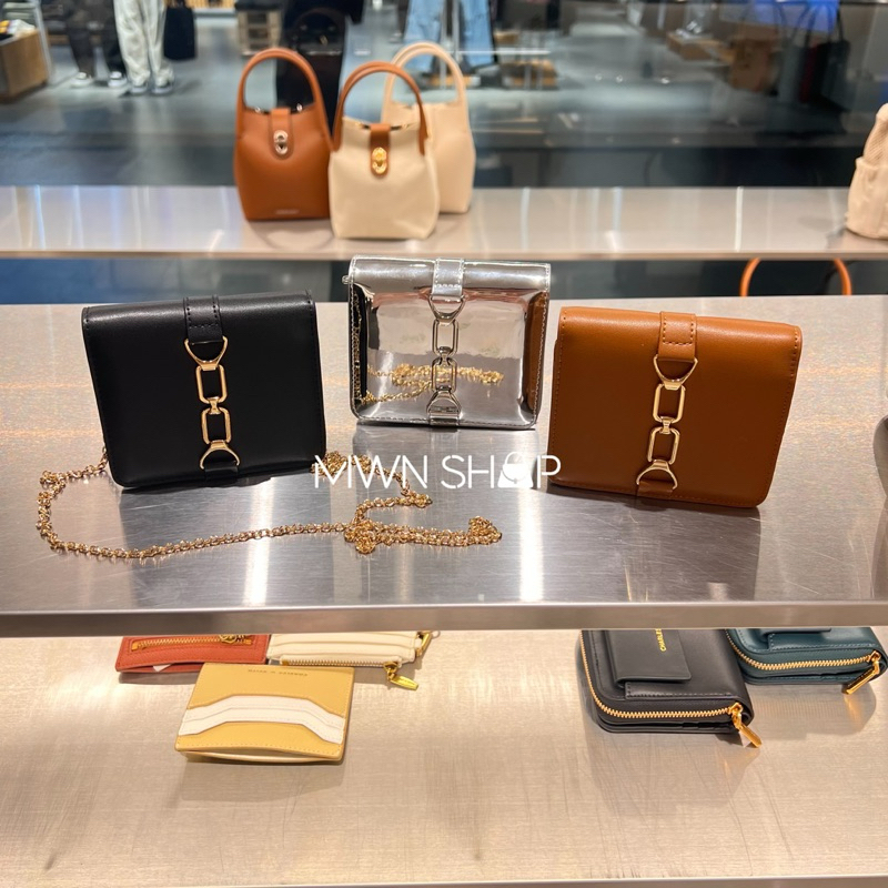 Charleandkeith กระเป๋าสตางค์ มีโค้ดลด30% Agatha Chain-Accent Card Holder กระเป๋าสตางค์ใบสั้นสะพายข้า