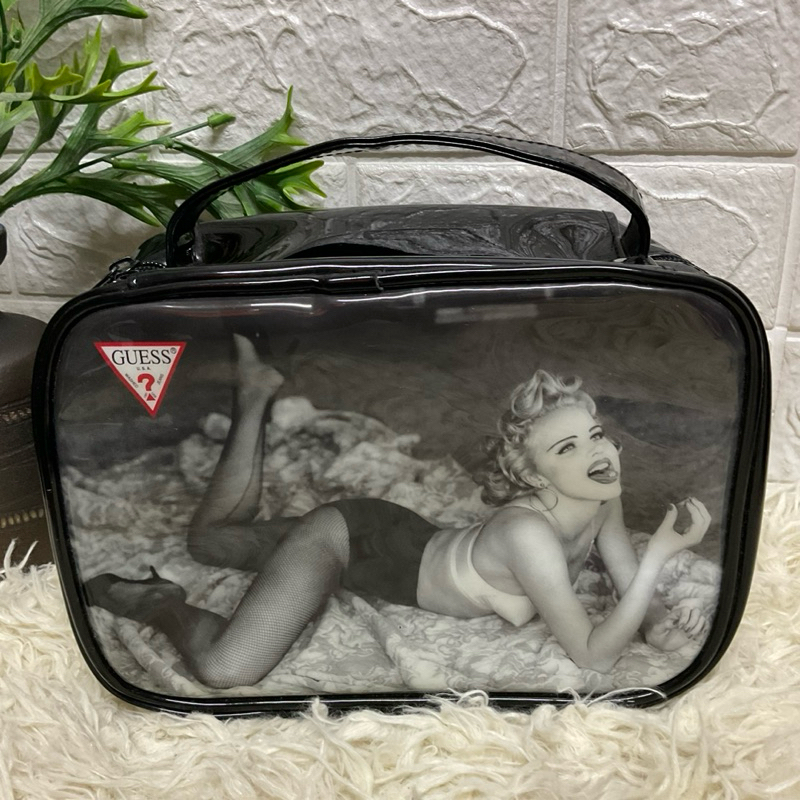 กระเป๋าเครื่องสำอาง กระเป๋าถือ Guess ลายวินเทจมากกก  กว้าง 9 สูง 6.5 หนา 5.5 นิ้ว ราคา 290 บาท