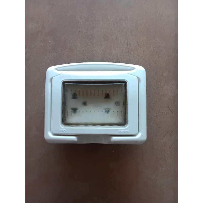 ฝากันน้ำ3ช่องฝังพร้อมปลั๊กกาวคู่ยี่ห้อLegrand