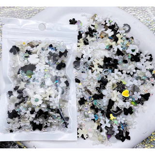 อะไหล่ติดเล็บคละแบบ มีหลายสีให้เลือก 1ถุง ประมาณ 100-110 ตัว สินค้าพร้อมส่ง