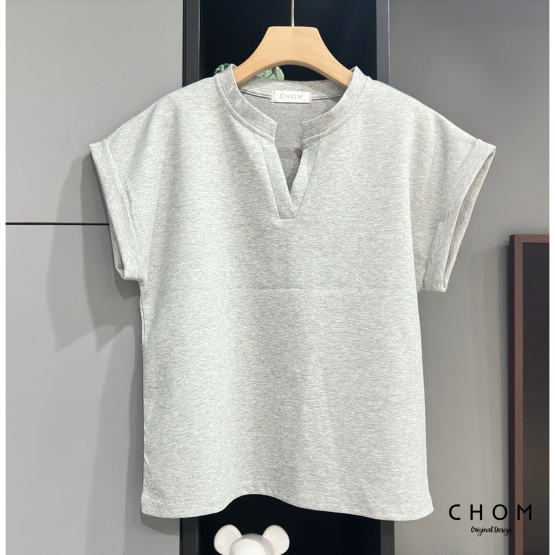 CHOM เสื้อยืดคอวีแขนล้ำ ดีเทลพับแขน ผ้าคอตตอน