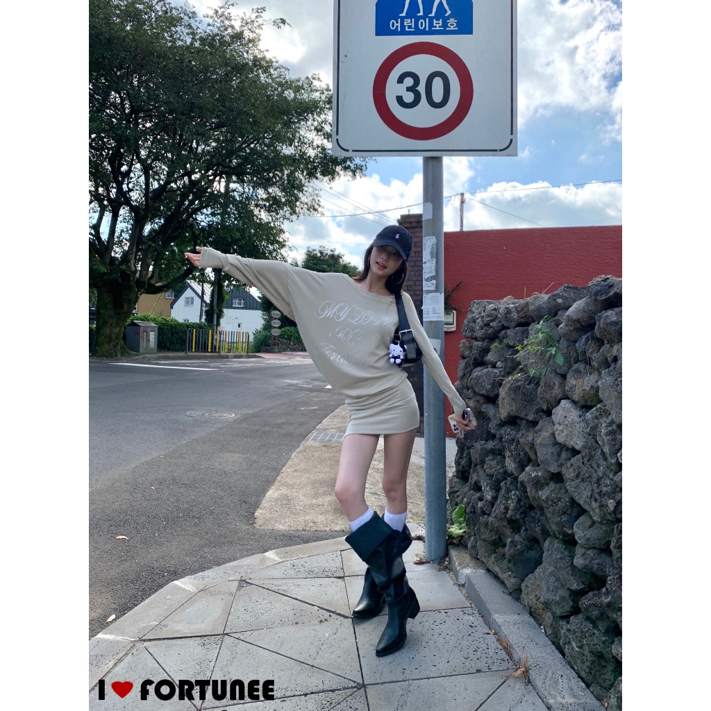 Fortunee เดรสแขนยาวทรงเข้ารูปปักเพชร ดีไซน์ไหล่เฉียง มีความโดดเด่นและเป็นเอกลักษณ์ ดูมีสไตล์