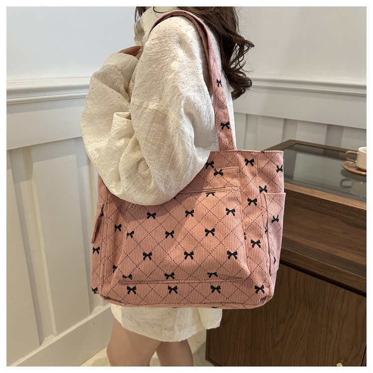 C234 ส่งจาก🇹🇭 กระเป๋าสะพายผ้าลูกฟูก ลายโบว์  น่ารักเวอร์ ขนาด 13 นิ้ว ส่วนที่ยาวสุด