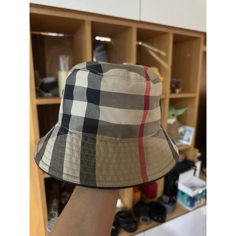 หมวก Burberry  bucket สภาพ 100 %