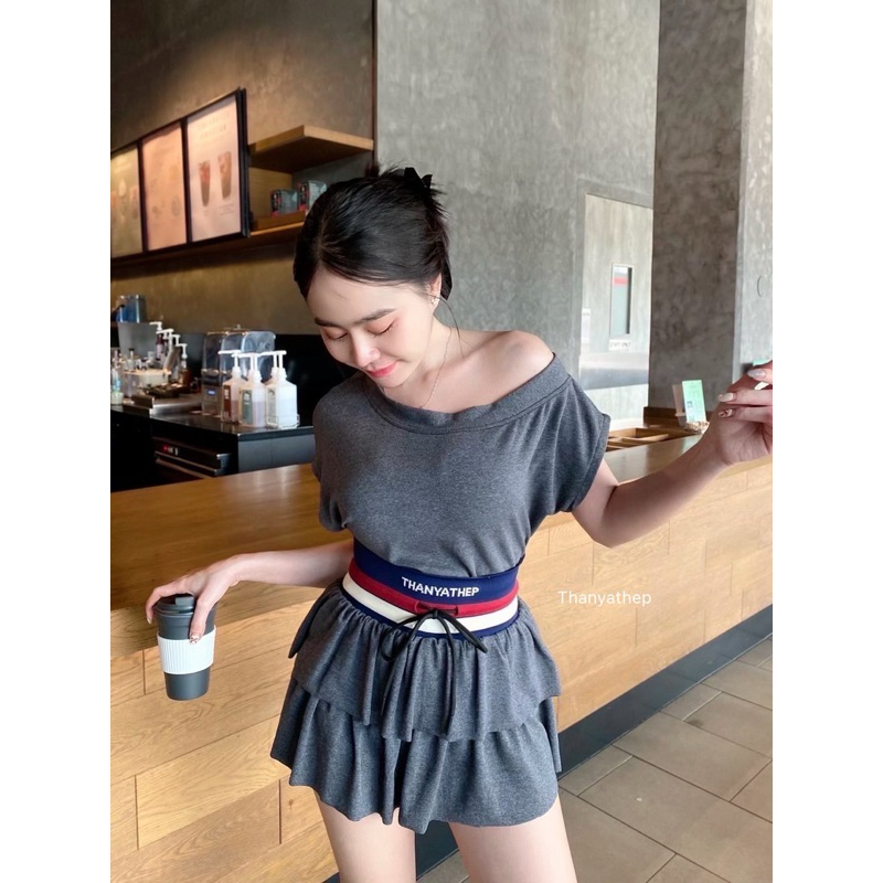 Phapassz - เซท2ชิ้น เสื้อเปิดไหล่ ตัวยาวแต่ง ผ้านิ่มใส่สบาย มาคู่กับกระโปรงขนมชั้นสั้น ทรงฮิต Thanyathep