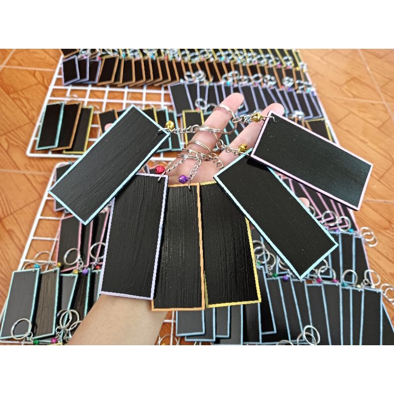 พวงกุญแจไม้ทาสีดำ ขอบสีต่างๆ ชุด10ชิ้น พร้อมถุงแก้ว