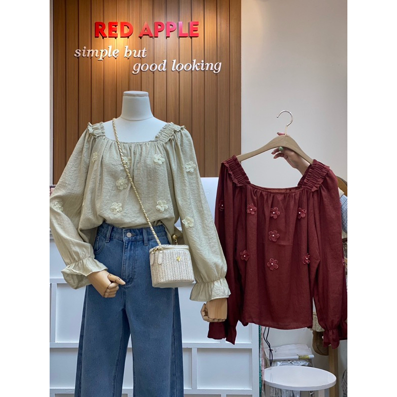 น่ารักเท่าโลก กับเสื้อแขนยาวผ้าซิลค์ ที่แต่งดอกไม้จิ๋วลงบนตัว ดูพิเศษสุดๆค่ะ
