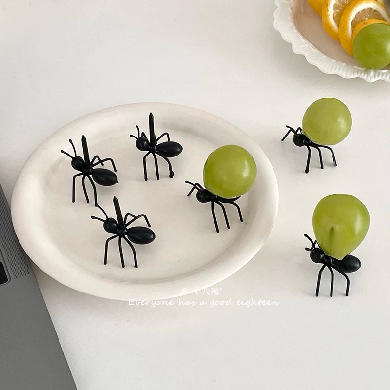 พร้อมส่ง💜( เซต 12 ตัว ) Army Ants ส้อมจิ้มผลไม้ กองทัพมด ส้อมผลไม้ น่ารัก ตกแต่งจานอาหาร โต๊ะอาหาร เก๋ๆ Fruit fork 60032