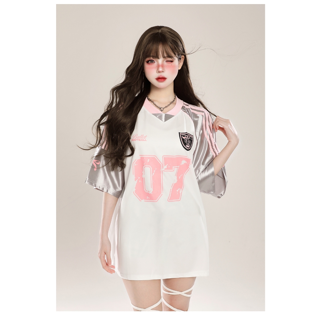 Beryl  เสื้อยืดแขนสั้นพิมพ์ลายเย็บแบบเรโทรอเมริกัน  สไตล์น่ารัก เสื้อตัวหลวมสไตล์สปอร์ตลำลอง เสื้อยืดคอวีเทรนด์ รูปที่ 2