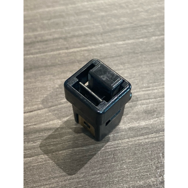 สลักล๊อคช่องเก็บของ ด้านซ้าย Forza 300 350 /ADV150 160 350/ PCX150 160 HYBRID  (81142-K01-901)