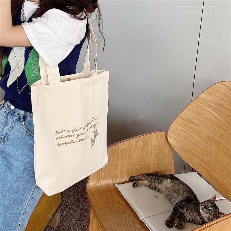💕BIG SALE 💕ซื้อ 1 แถม 1 J138 กระเป๋าผ้าดิบ 🧡💙เรียบปักอักษรหลากสี THE 3rd มีดอกไม้ตรงสาย🌼🌼