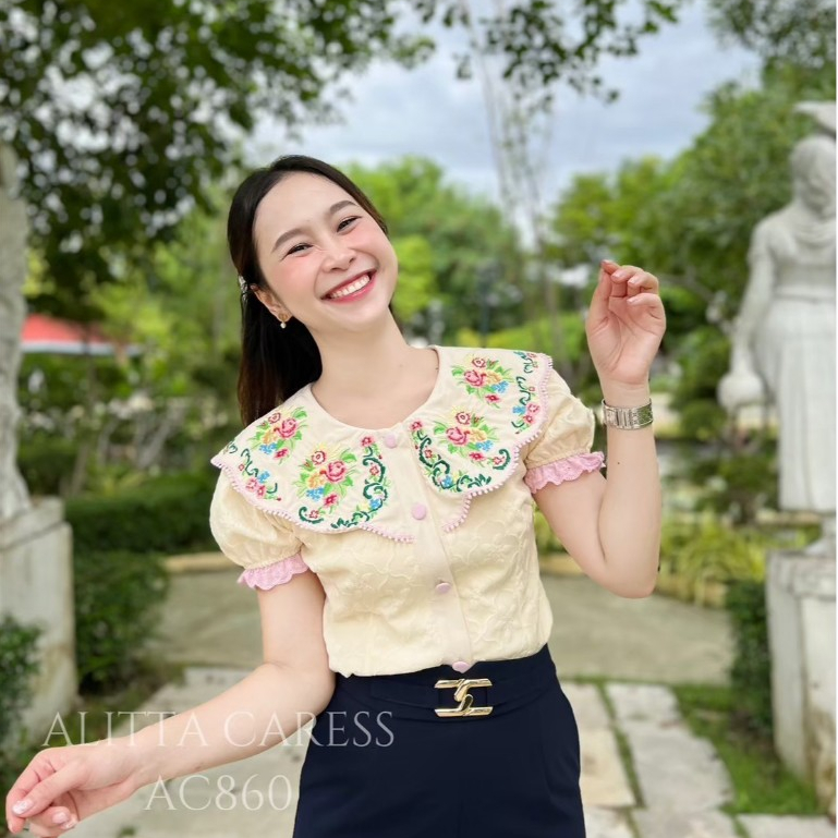ALITTA CARESS : AC860 เสื้อคอกลมมีปกสีครีมละมุน เเขนพองเเต่งระบายสีชมพู ปักลายดอก ใส่สบายดูสวยดูเเพง