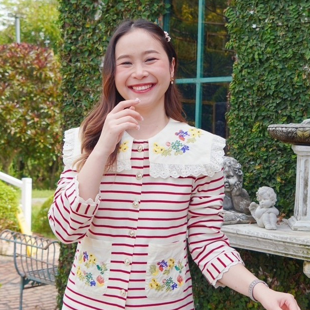 ALITTA CARESS : AC945 เสื้อไหมพรมลายทางเเดง เเต่งปกสีครีมพร้อมปักช่อดอกไม้หลายสี ลุคโดดเด่นไม่ซ้ำใคร