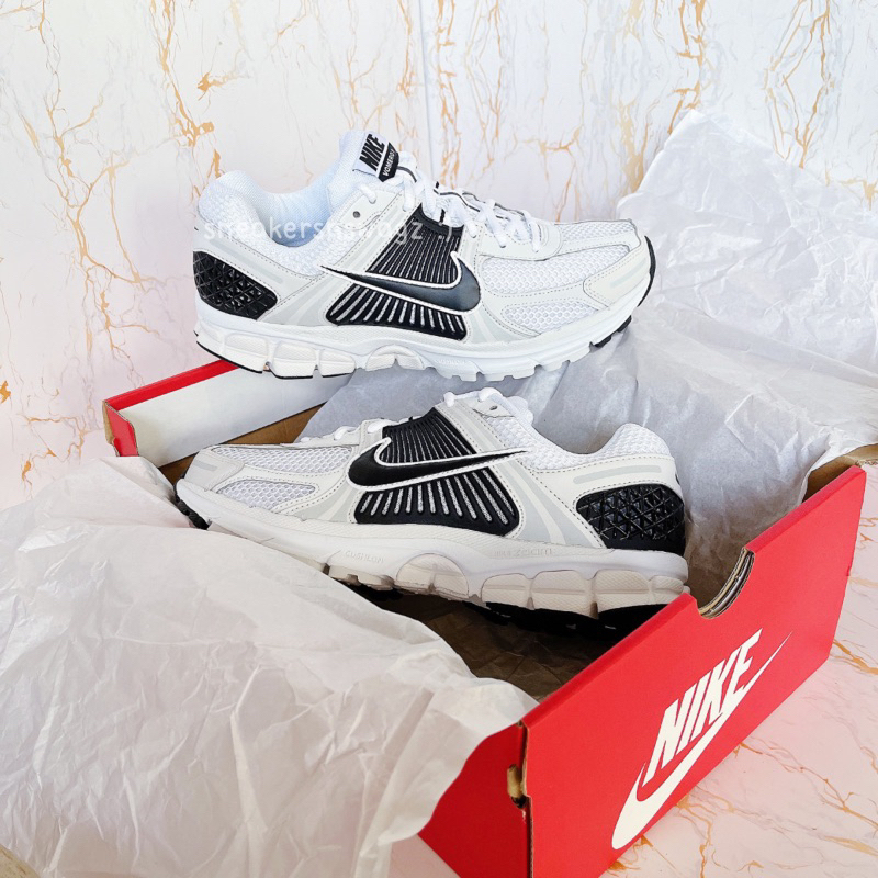 [พรีออเดอร์] รองเท้า Nike Zoom Vomero 5 - (FB9149-101) Color: White/Black
